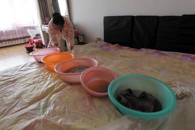 贡嘎楼上漏水，住户失联，小区没物管，业主维权难！律师来支招……